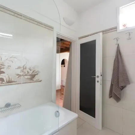 Lovely In Town Apartment *